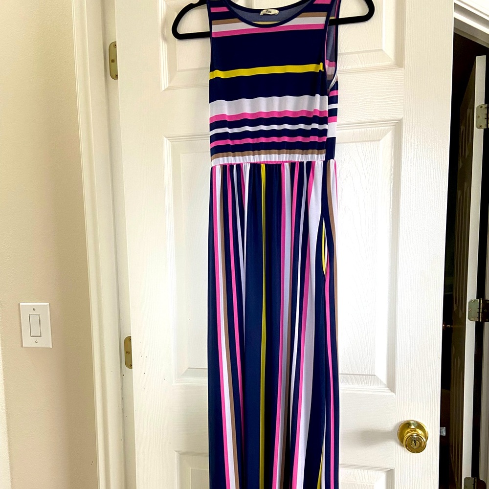 Long summer dress stretchy material has pockets has a little pen mark see pic.